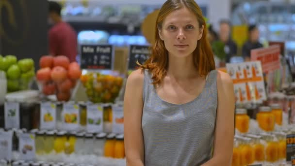 Jonge Vegan meisje poseren voor camera staande in Aziatische Eco-markt. — Stockvideo