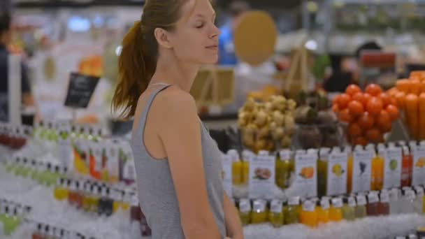 Joven mujer caucásica disfrutando de ir de compras y bailar en tienda orgánica . — Vídeo de stock