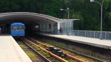 Kiev, Ukrayna metro istasyonunda Metro mavi ve sarı geldi