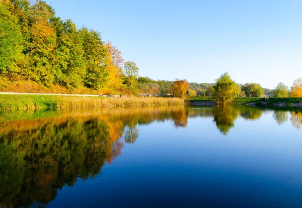 Herfst Landschap Met Een Uitzicht Het Meer Een Herfst Middag — Stockfoto