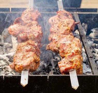 Salamura edilmiş şiş kebap ya da mangal ızgarasında mangal yapmak.