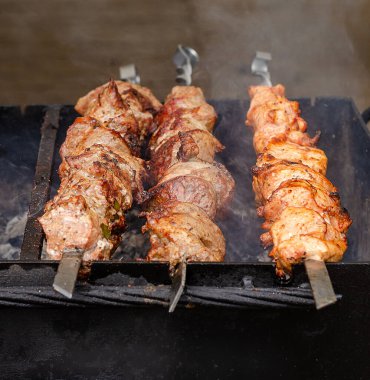 Salamura edilmiş şiş kebap ya da mangal ızgarasında mangal yapmak.