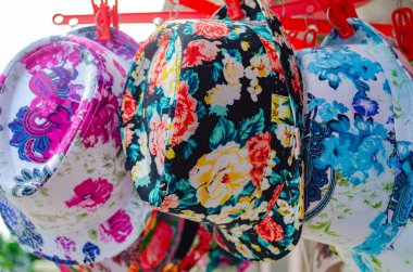 Renkli yaz şapkaları indirimde