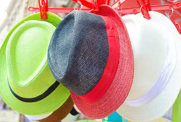 カラフルな夏の帽子販売中 — ストック写真