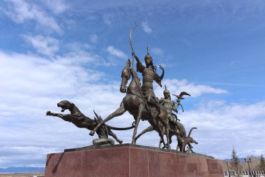 Kızıl, Tuva, Rusya - 20 Nisan 2015: Heykel topluluğu tarafından ünlü Buryat heykeltıraş Dashi Namdakov Yenisey Nehri'nin sol yakasında 