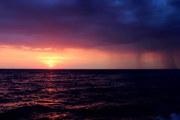 Chuva Sobre Mar Negro Pôr Sol Pôr Sol Roxo Deslumbrante — Fotografia de Stock