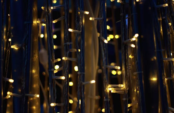 Fondo Borroso Tonos Oscuros Con Bombillas Led Brillantes Guirnaldas Navideñas —  Fotos de Stock