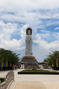 Sanya, Hainan, Çin - 29 Eylül 2017: Çinli turist Nanshan Budist kültür merkezinde Guanyin Tanrıça heykelinin dibinde, bir kalabalık