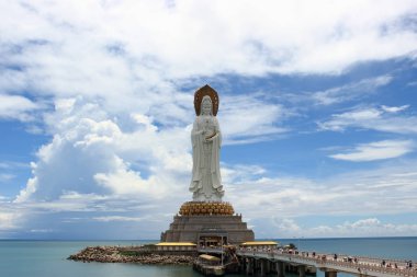 Sanya, Hainan, Çin - 29 Eylül 2017: Işık Meydanı görünümünden tanrıça heykeli üzerinde Guanyin deniz Nanshan Budist Kültür Merkezi içinde yapay ada üzerinde yer alan