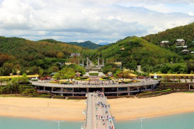 Sanya, Hainan, Çin - 29 Eylül 2017: Görünümünü Nanshan Budist Kültür Merkezi merhamet tanrıçası heykelinin dibinde bulunan gözlem platformu