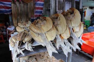Kurutulmuş balık yakın çekim üstünde belgili tanımlık sayaç sokak Asya pazarında ürün yelpazesine. Tatil satıcıları ile arka arka plan bulanık. Yumuşak odak.