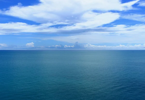 完美的景观 南中国海的绿松石水 在惊人的白云下 水面上有浅水的波纹 — 图库照片