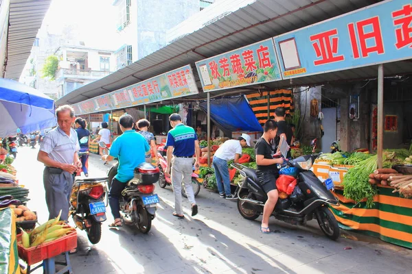 Kina Haikou Oktober 2017 Street Försäljare Säljer Färska Grönsaker Haikou — Stockfoto