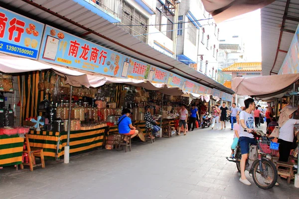 Haikou Hainan Κίνα Οκτωβρίου 2017 Πλανόδιοι Πωλητές Πωλούν Αποξηραμένα Θαλασσινά — Φωτογραφία Αρχείου