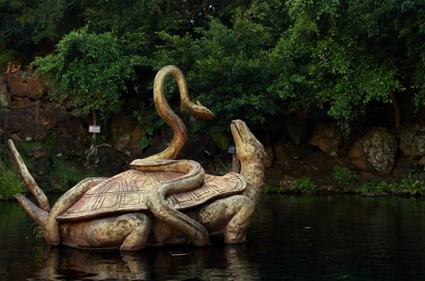 Chine Haikou Octobre 2017 Étang Avec Sculpture Une Tortue Serpent — Photo