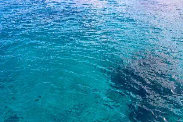 Στην Επιφάνεια Της Πεντακάθαρη Θάλασσα Του Μπλε Και Γαλάζια Χρώματα — Φωτογραφία Αρχείου