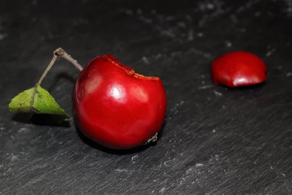 Nadgryzione Jabłko Czerwone Leży Tle Czarnego Kamienia Naturalnego Prawo Apple — Zdjęcie stockowe