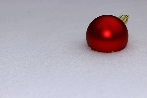 Nuovo Anno Giocattolo Rosso Palla Decorazioni Sfondo Neve — Foto Stock