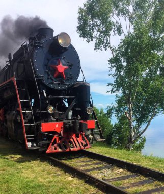Baykal, Rusya - 13 Temmuz 2017: tarihsel buharlı tren ile siyah Deniz baykal arka planda çevre-baykal demiryolu borudan duman. Retro tarzı turist buharlı lokomotif