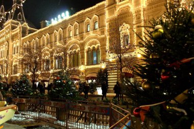 Moskova, Rusya - 8 Aralık 2017: Yeni yıl'ın aydınlatma Sakız (ana evrensel Store) sırasında belgili tanımlık Noel çarşı gece kar yağışı