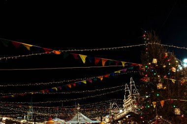 Moskova, Rusya 8 Aralık 2017: Noel ve yeni yıl festival süsleri sakız ve Kremlin yakın kırmızı meydanında akşam.