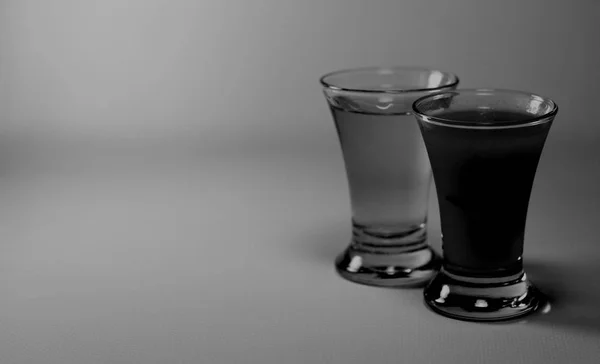 Twee Glazen Met Tequila Sangrita Geïsoleerd Zwart Wit Tinten Grijze — Stockfoto