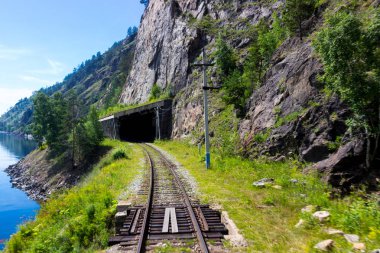 Çığ Galeri çevre-baykal demiryolu üzerinde. Bir yaz peyzaj Sibirya seyahat için arka plan