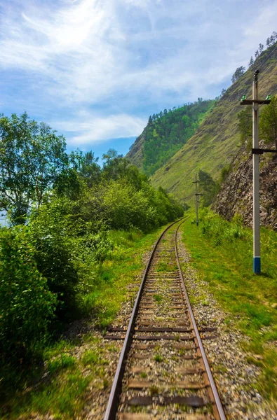 Zomer Landschap Met Circum Baikal Spoorweg Wal Baikalmeer Wazig Voorgrond — Stockfoto