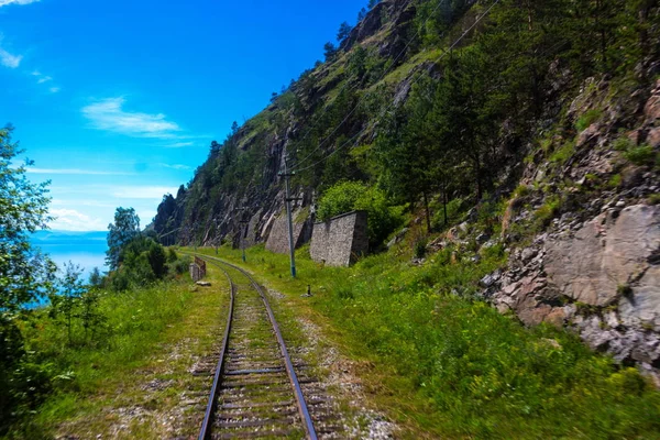 AWE yaz yatay, çevre-baykal demiryoluna Sibirya'daki Baykal Gölü desteklemek. Trenin hareketinden bulanık ön plan