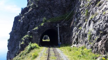 Eski taş dağ tünel çevre-baykal demiryolu. Bir yaz manzara Sibirya seyahat için arka plan. Trenin hareketinden bulanık ön plan