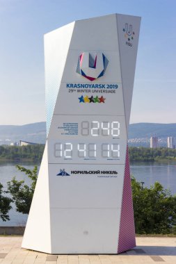 Krasnoyarsk, Rusya - 27 Haziran 2018: Stella ile yaz gün XXIX dünya Dünya Üniversiteler Kış Oyunları Krasnoyarsk içinde başlangıç için geri sayım