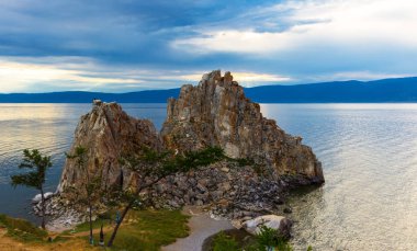AWE alacakaranlıkta manzara Olkhon Adası Baykal Gölü üzerinde Shamanka taşla. Yaz tatili Siberia.The kutsal yeri Budistler ve şamanlar kalbinde