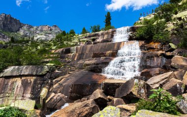 Buzlu şelale çağlayan ile manzara. Şelale mermer Ergaki Doğa Parkı, Rusya, Sibirya