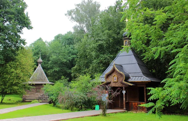 Talezh, Rusya - 21 Temmuz 2018: erkek ahşap banyo-house Rahip David Talezh köy içinde kutsal bahar üzerinde