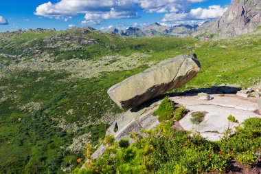 Güneşli dağlar manzara