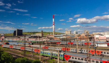 Krasnoyarsk, Rusya - 6 Temmuz 2018: güneşli bir yaz tren istasyonunda ölü sonunda yolcu ve kargo trenlerde üstten görünüm