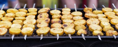 Izgara patates kızartması. Vejetaryen lezzetli şişleri kömür patates dan