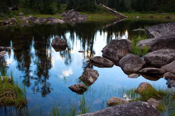 Spiegelung Der Abendlandschaft Wasser Des Waldsees — Stockfoto