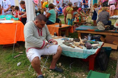 Şuşenskoye, Rusya - 14 Temmuz 2018: adam usta-sınıfı yıllık Uluslararası Festivali müzik ve el sanatları dünya Sibirya (Festmirsibiri) üzerinde bir tahta kaşık işçiliği. Eski bir Rus Slav zanaat.