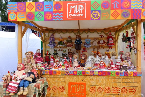 Şuşenskoye, Rusya Federasyonu - 14 Temmuz 2018: Motanka geleneksel Rus bez Uluslararası yıllık müzik festivali ve el sanatları dünya Sibirya (Festmirsibiri meçhul bebek olan)