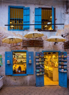 Siem Reap, Kamboçya - 22 Mart 2018: Şehir manzarası ile turistlere Hatıra Eşyası satan rahat bir Khmer seramik Dükkanı