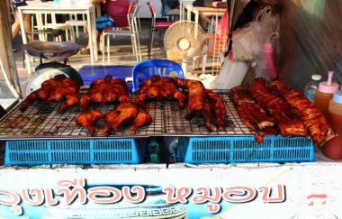 Pattaya City, Tayland - Mart 28, 2018: bal ızgara tavuk ve domuz kaburga tezgaha bir sokak satıcısı satan kızarmış. Geleneksel Asya Caddesi yemek