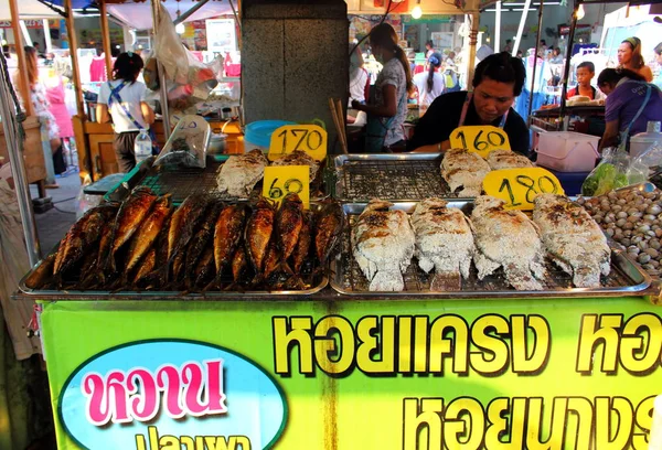 芭堤雅市 2018 在食品市场的柜台上 炸鱼鲭鱼和盐鱼 传统亚洲街头烹饪 — 图库照片