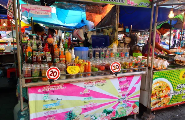 芭堤雅市 沃尔玛 2018 泰国市场柜台与水果和糖浆 以制作饮料和冰沙 — 图库照片