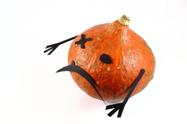 Çocuklar için basit canavar kağıttan bir küçük turuncu kabak ve siyah beyaz bir arka plan üzerinde Cadılar Bayramı'nda izole.