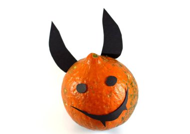 İzole eğlence fikir Halloween için beyaz arka plan üzerinde bir küçük turuncu kabak ve siyah kağıt gelen canavar