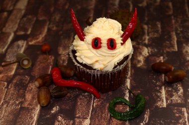 Dekoratif ev yapımı Halloween çörek taş boynuzlu bir şeytanın arka plan duvar. Meşe palamutları meşe dekor