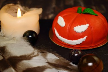 Halloween simyacı laboratuvarda bir uğursuz Orange kabak pasta. Yanan mum, tüyler baykuşlar ve yarı değerli taşlar topları arka plan