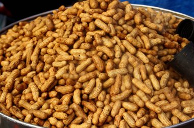 Bir yığın taze haşlanmış fıstık kabuğu sokakta Satılık Türkiye için büyük bir kase içinde pişmiş. Yakın çekim