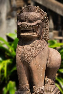 Kutsal canavar aslan Singha antik khmer taş heykel. Khmer aslan veliler heykeli karmaşık Siem Reap Kamboçya Angkor Wat Tapınağı.